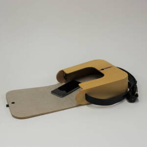 Besace en ébène blanc avec bandoulière en cuir, réalisée par L’Essence des Bois.