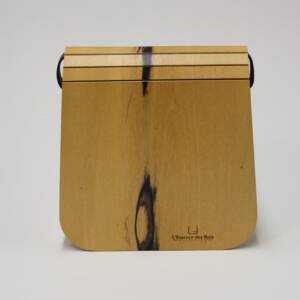 Besace en ébène blanc avec bandoulière en cuir, réalisée par L’Essence des Bois.