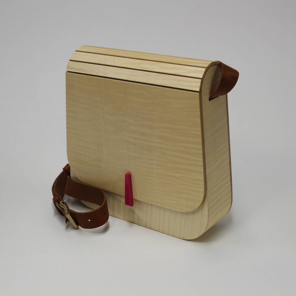 Besace en érable sycomore avec bandoulière en cuir, réalisée par L’Essence des Bois.