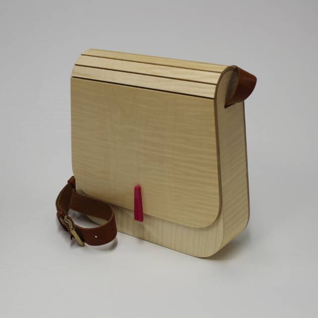 Besace en érable sycomore avec bandoulière en cuir, réalisée par L’Essence des Bois.