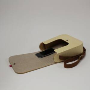 Besace en érable sycomore avec bandoulière en cuir, réalisée par L’Essence des Bois.