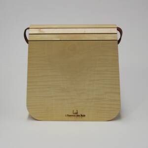 Besace en érable sycomore avec bandoulière en cuir, réalisée par L’Essence des Bois.