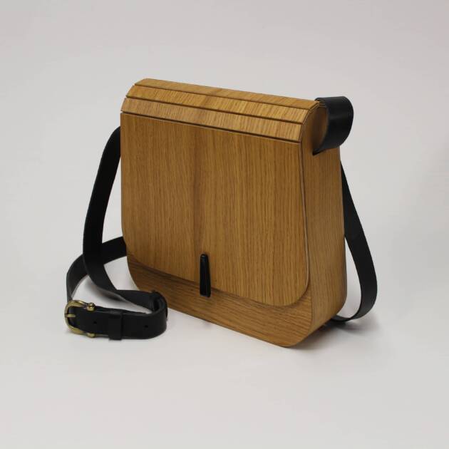 Besace en chêne avec bandoulière en cuir, réalisée par L’Essence des Bois.