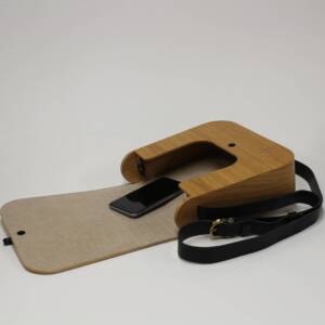 Besace en chêne avec bandoulière en cuir, réalisée par L’Essence des Bois.