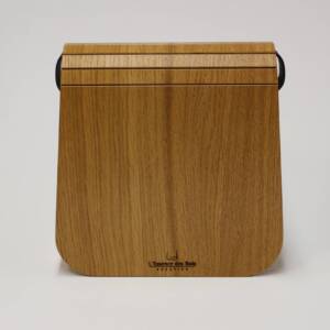 Besace en chêne avec bandoulière en cuir, réalisée par L’Essence des Bois.