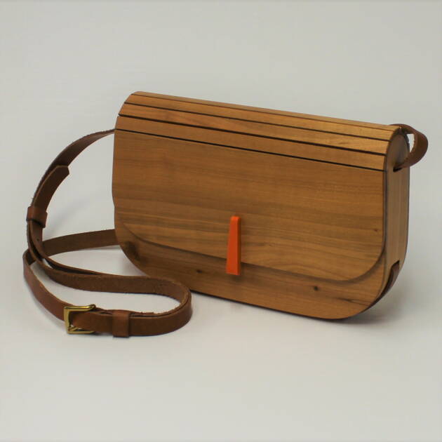 Minaudière en merisier massif avec lanières en cuir, création artisanale signée L’Essence des Bois — design épuré, matériaux nobles et fabrication française.