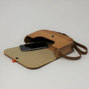 Minaudière en merisier massif avec lanières en cuir, création artisanale signée L’Essence des Bois — design épuré, matériaux nobles et fabrication française.