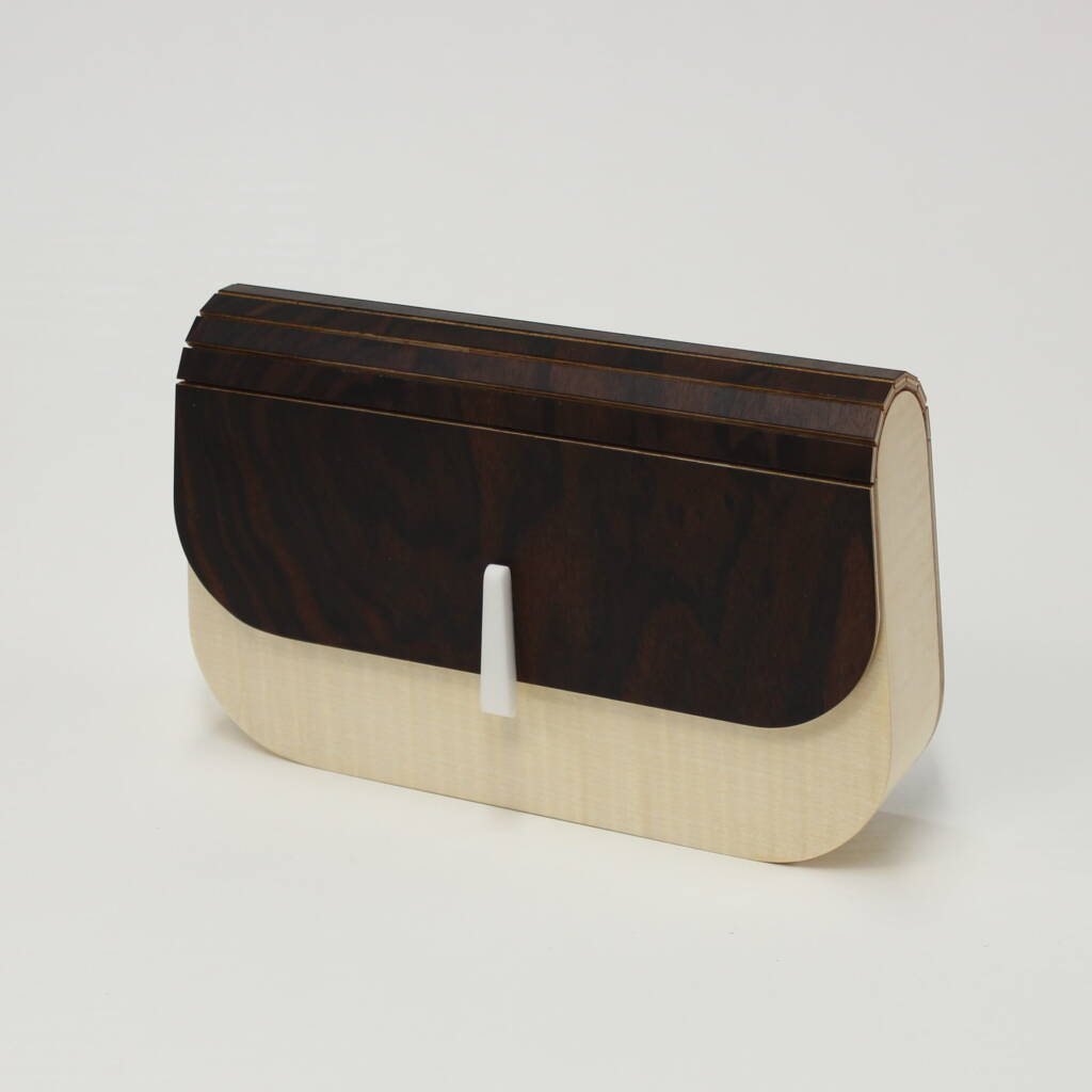 Minaudière en ébène de macassar naturel, création artisanale signée L’Essence des Bois — design épuré, matériaux nobles et fabrication française.