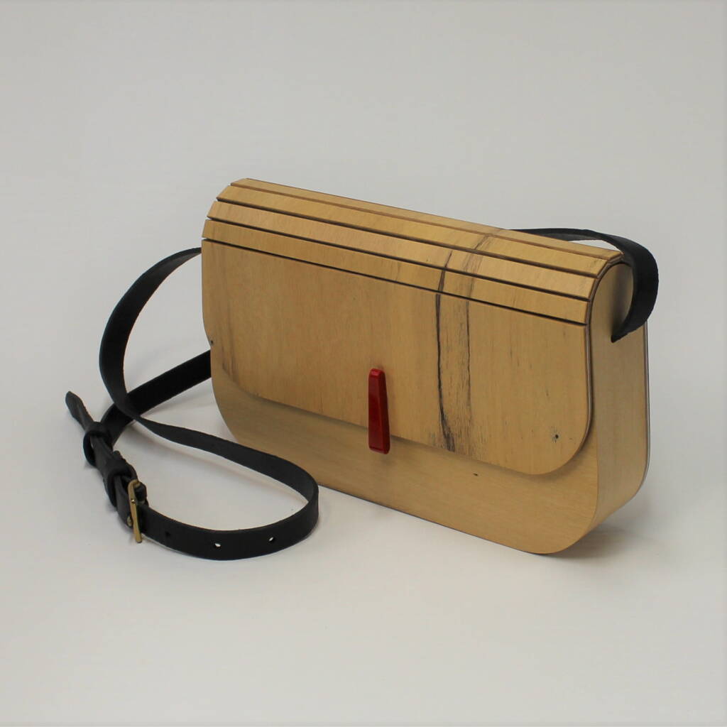 Minaudière en ébène blanc naturel avec lanières en cuir, création artisanale signée L’Essence des Bois — design épuré, matériaux nobles et fabrication française.