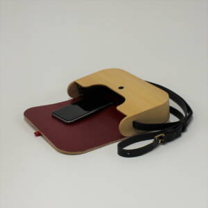 Minaudière en ébène blanc naturel avec lanières en cuir, création artisanale signée L’Essence des Bois — design épuré, matériaux nobles et fabrication française.