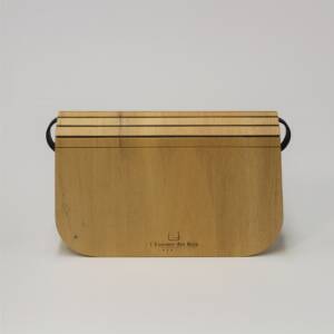Minaudière en ébène blanc naturel avec lanières en cuir, création artisanale signée L’Essence des Bois — design épuré, matériaux nobles et fabrication française.