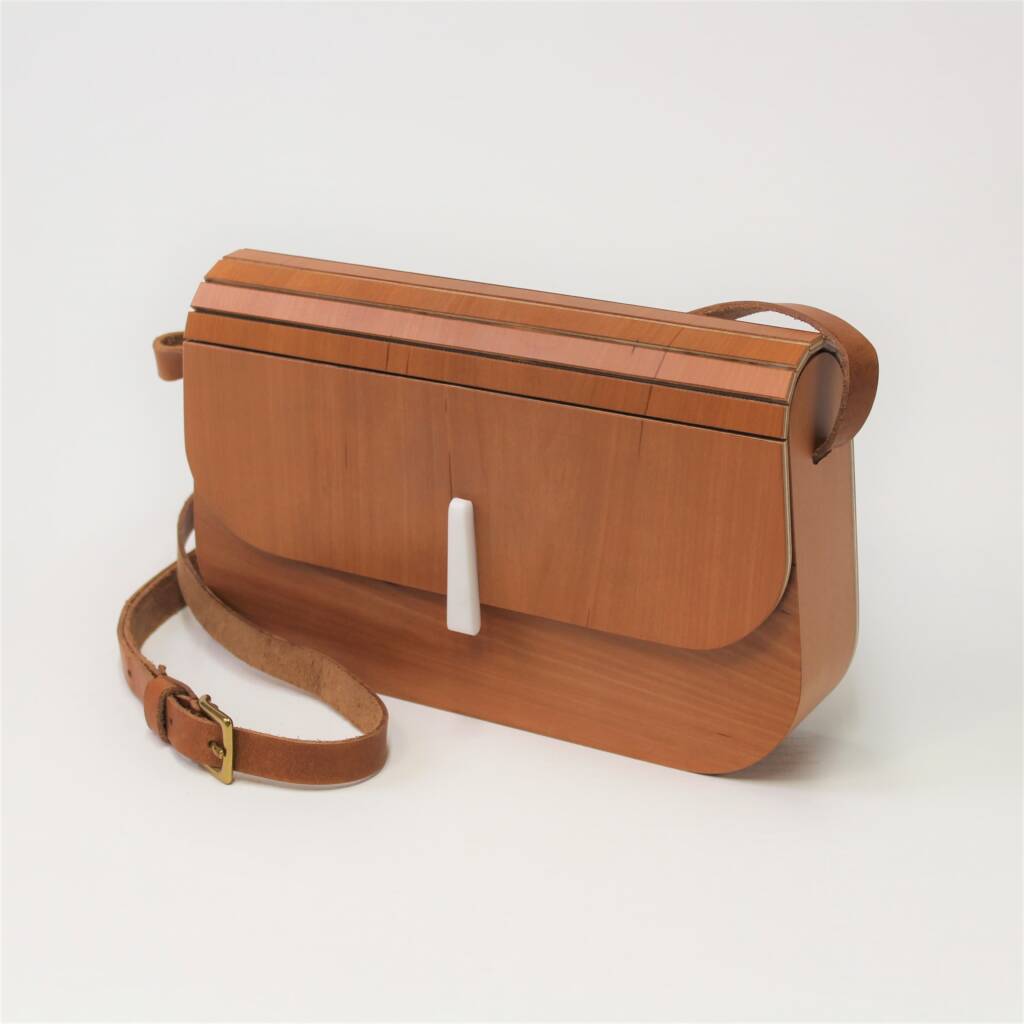 Minaudière en poirier, création artisanale signée L’Essence des Bois — design épuré, matériaux nobles et fabrication française.