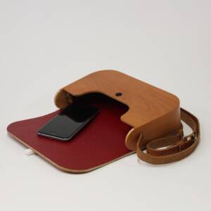 Minaudière en poirier, création artisanale signée L’Essence des Bois — design épuré, matériaux nobles et fabrication française.