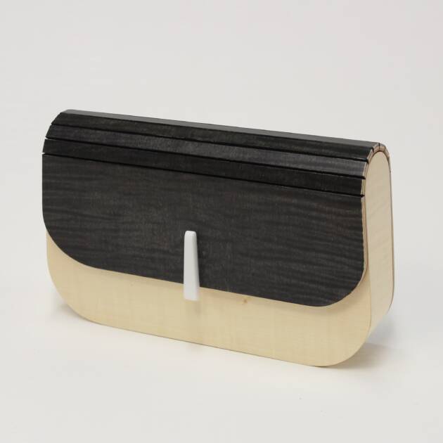 Minaudière en érable sycomore teinté noir et naturel, création artisanale signée L’Essence des Bois — design épuré, matériaux nobles et fabrication française.