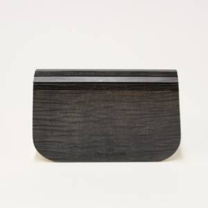 Minaudière en érable sycomore teinté noir et naturel, création artisanale signée L’Essence des Bois — design épuré, matériaux nobles et fabrication française.