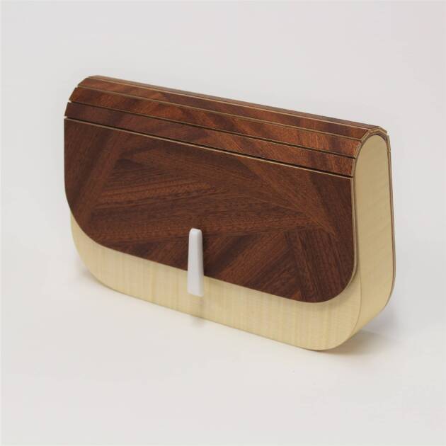 Minaudière en acajou frisé naturel, création artisanale signée L’Essence des Bois — design épuré, matériaux nobles et fabrication française.