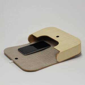 Minaudière en acajou frisé naturel, création artisanale signée L’Essence des Bois — design épuré, matériaux nobles et fabrication française.