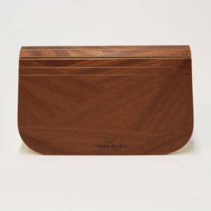 Minaudière en acajou frisé naturel, création artisanale signée L’Essence des Bois — design épuré, matériaux nobles et fabrication française.