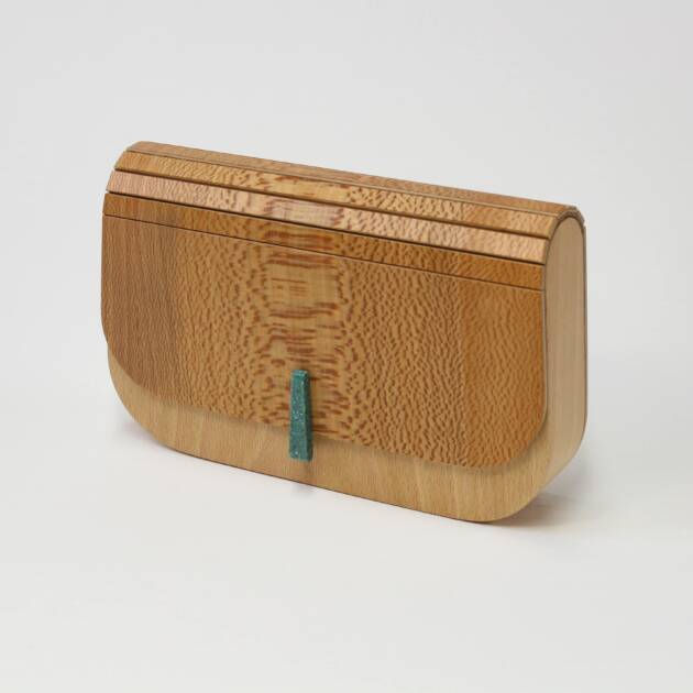 Minaudière en platane et hêtre naturel, création artisanale signée L’Essence des Bois — design épuré, matériaux nobles et fabrication française.