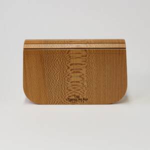 Minaudière en platane et hêtre naturel, création artisanale signée L’Essence des Bois — design épuré, matériaux nobles et fabrication française.