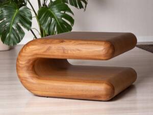 Table basse courbe en chêne massif, fabriquée à la main avec un design fluide et des bords arrondis, idéale pour sublimer votre salon avec une touche artisanale haut de gamme.