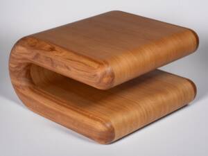 Table basse courbe en chêne massif, fabriquée à la main avec un design fluide et des bords arrondis, idéale pour sublimer votre salon avec une touche artisanale haut de gamme.